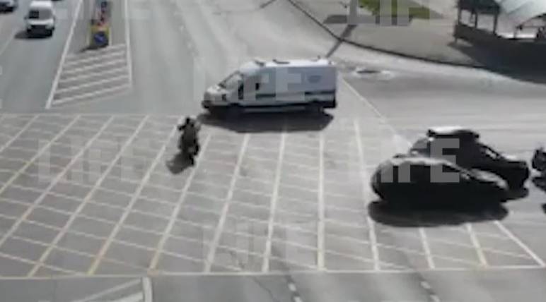 Лайф публикует видео столкновения скорой помощи и мотоцикла на юго-западе Москвы