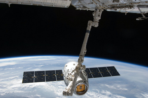 Космонавт назвал обычным делом манёвры МКС из-за мусора