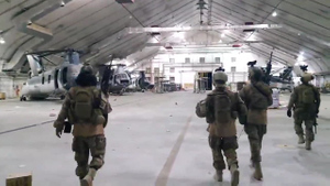 "Вступают во владение": Репортёр показал, как талибы в форме США осматривают "подаренные" им вертолёты