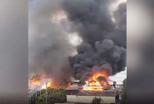 Мощный пожар охватил кафе на набережной сочинского посёлка