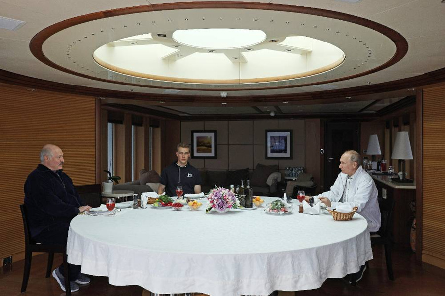 Николай Лукашенко на неформальной встрече с Владимиром Путиным. Фото © ТАСС / Сергей Ильин / Пресс-служба президента РФ