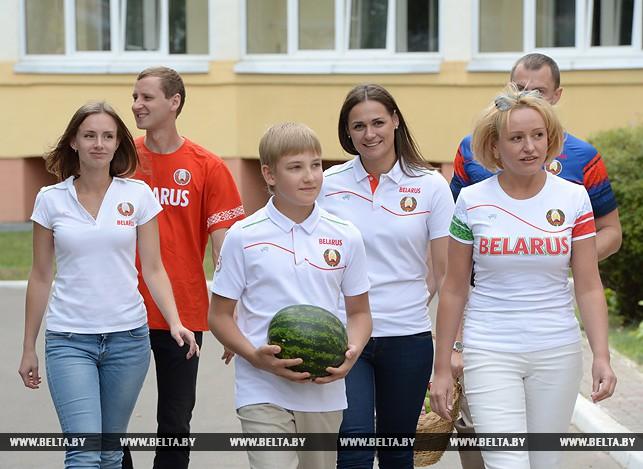 Коля Лукашенко и справа от него — другая его возможная мама, Светлана Коношенко. Фото © belta.by