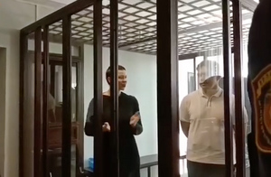 Белорусская оппозиционерка Колесникова станцевала в клетке перед началом суда