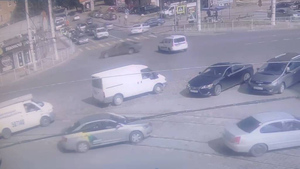 В Калининграде Mercedes на большой скорости влетел в мини-рынок, один человек погиб