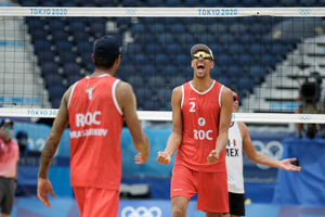 Россияне Красильников и Стояновский вышли в полуфинал Олимпиады в пляжном волейболе