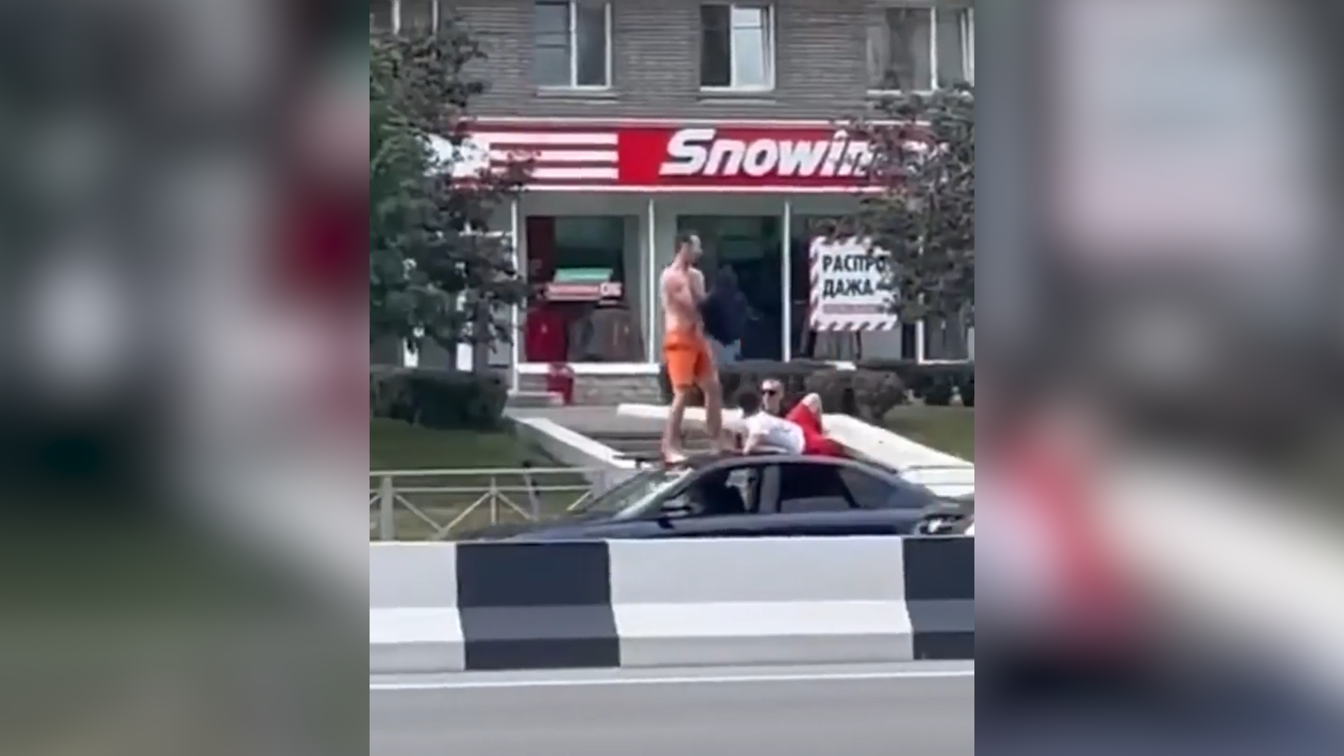 "Позор, а не мужики!": Двое парней прокатились по Новосибирску на крыше автомобиля