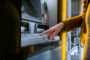 Неприятности обеспечены: 5 ошибок у банкомата, которые обернутся серьёзной нервотрёпкой