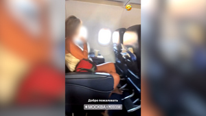 Пассажирка бизнес-класса из Москвы покурила прямо в самолёте, стряхивая пепел на пол