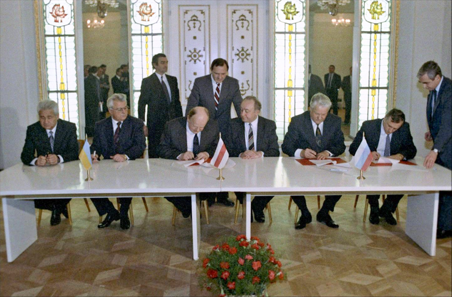 Представители, делегаты и лидеры (слева направо) Украины, Белоруссии и России подписывают Беловежское соглашение. Фото © wikipedia