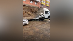 В Красноярске рухнувшая подпорная стена расплющила припаркованные автомобили