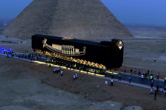 Самое древнее судно — первую лодку Хеопса — доставили в Большой Египетский музей