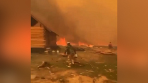 Перепрыгнул через защитную полосу: В Якутии лесной пожар добрался до села Бясь-Кюель