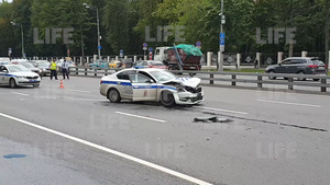 В Москве легковушка вылетела на тротуар после жёсткого столкновения с машиной ДПС