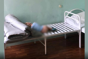"Он сам по себе": В Волгограде малыша заперли одного в больничной палате без ухода врачей