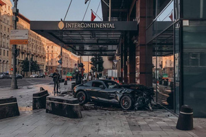 Разогнался до 200: В центре Москвы спорткар Mercedes AMG устроил ДТП и вылетел на тротуар