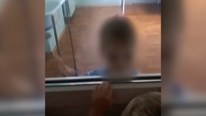 "Суют еду под дверь": Лайф узнал о втором маленьком узнике больницы в Волгограде