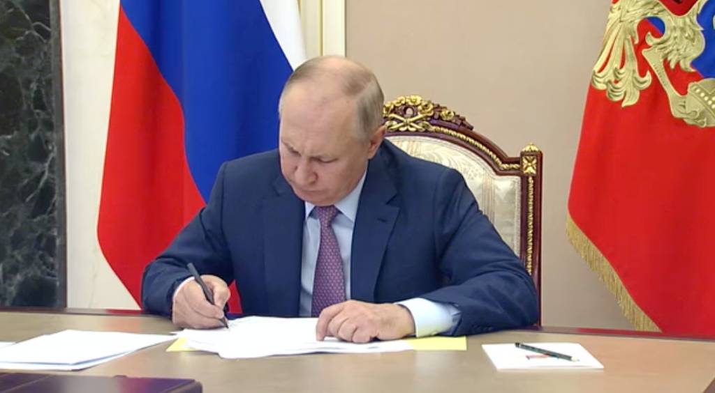 Путин учредил новые орден и медаль за заслуги в области культуры