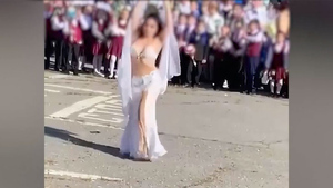Директор хабаровской школы решила уволиться после скандала с танцем живота