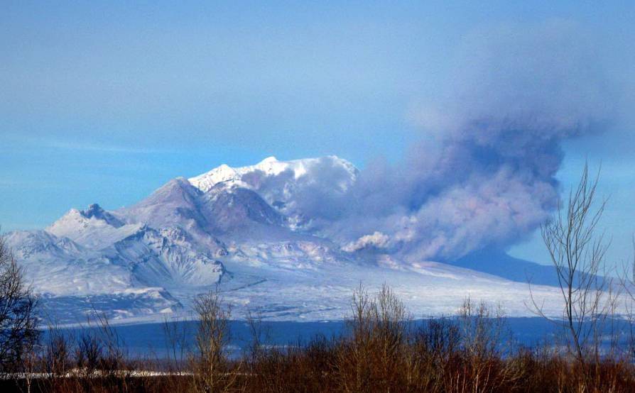 Пепловый выброс на вулкане Шивелуч. Фото © ТАСС / ИВиС ДВО РАН