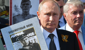 "Ты будешь жить, а я иду умирать": Путин на марафоне "Новое знание" рассказал, как в боях на Невском пятачке его отца спас друг