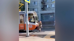 Бабушка-зацепер остановила движение трамвая в Ульяновске