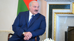 Лукашенко на день рождения подарили "монументальный" портрет с автоматом и в сопровождении сына Коли
