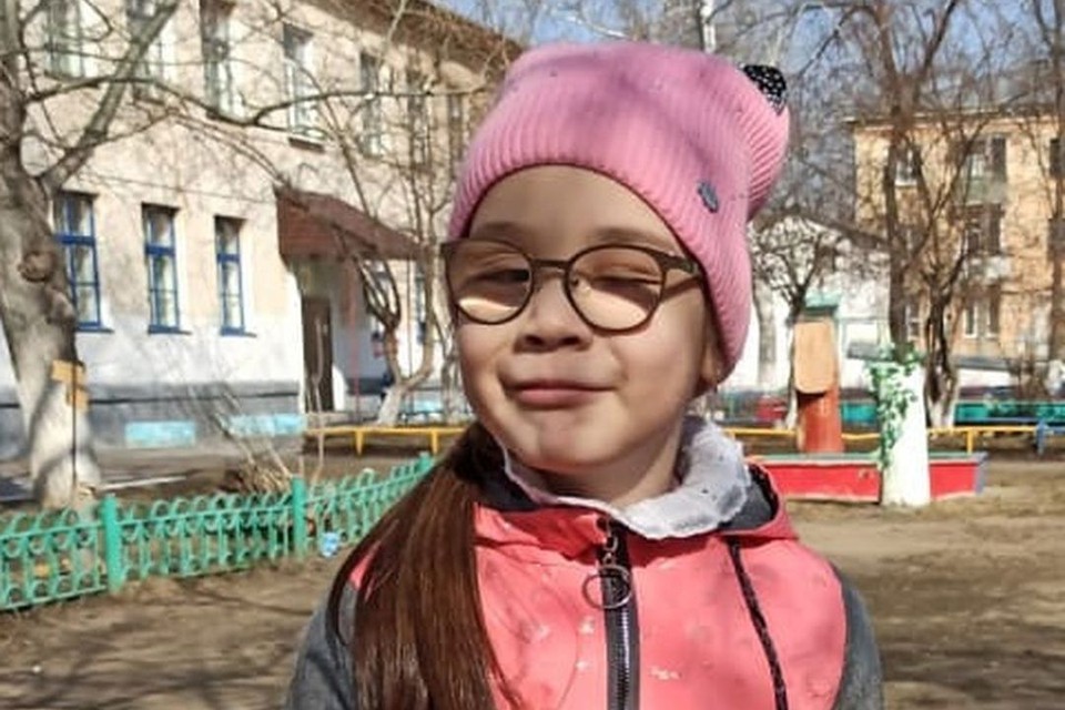 Школьники из Новосибирска отказались от цветов на 1 сентября, чтобы исполнить мечту слабовидящей девочки