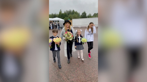"Вот она — компаша!": Галкин показал фото с детьми-второклашками и Пугачёвой со школьной линейки