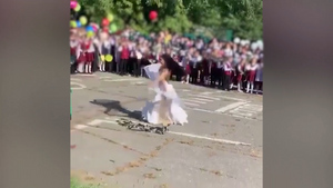 "Отцы скидывались": В Хабаровске на линейке школьникам показали танец живота