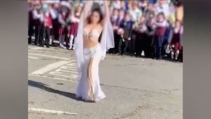 Стало известно, кто исполнил танец живота перед школьниками на линейке в Хабаровске