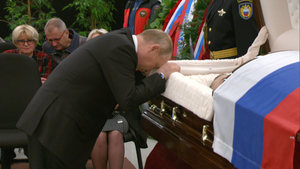 Пронзительные кадры: Путин возложил цветы к гробу погибшего главы МЧС Евгения Зиничева
