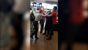 Посетительница McDonald's устроила потасовку с гостями и оттаскала за волосы сотрудницу