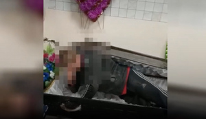 В обнимку с банкой варенья: "Дракула" из Коми пробрался в магазин ритуальных услуг и уснул в гробу