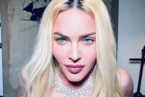 63-летняя Мадонна превратила примерку в эротическое шоу, позируя перед камерой в одних чулках