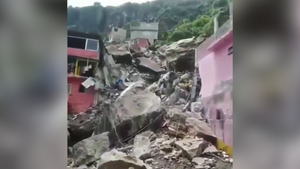 Скала обрушилась прямо на жилые дома в Мексике
