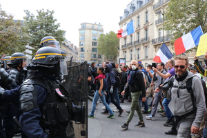 В Париже жандармы применили слезоточивый газ на митинге против санитарных пропусков