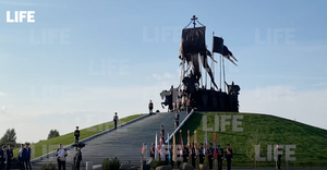 Путин участвует в открытии мемориала Невскому с дружиной на Чудском озере