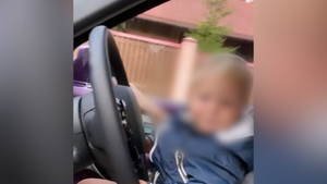 Блогерша-миллионник прокатилась по посёлку, сидя с годовалым сыном за рулём Rolls-Royce
