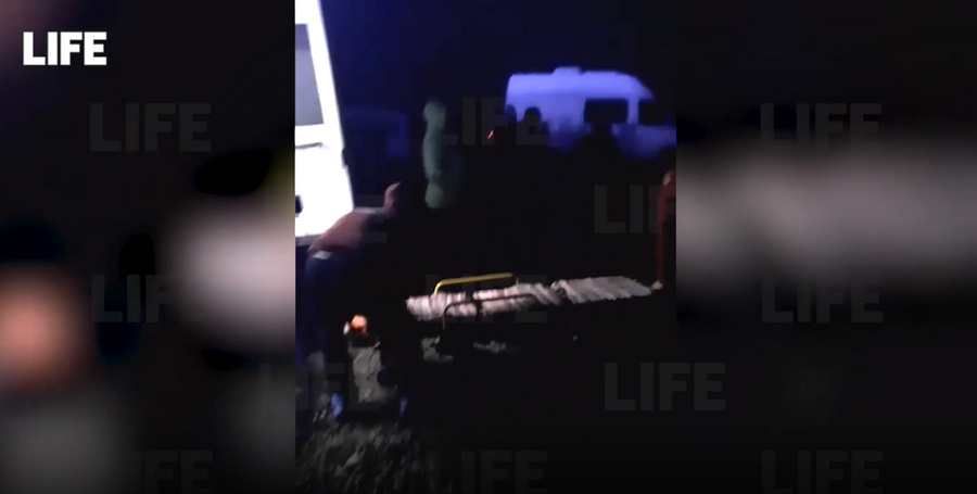 Носилки для пострадавших при падении самолёта. Скриншот видео © LIFE 