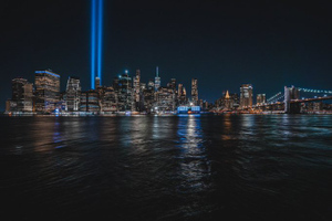 "Дань памяти в свете": Два мощных луча-символа ударили в небо над Нью-Йорком