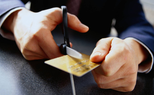Попали под раздачу: От каких кредитных карт экономисты рекомендуют отказаться и как сократить выплаты банку