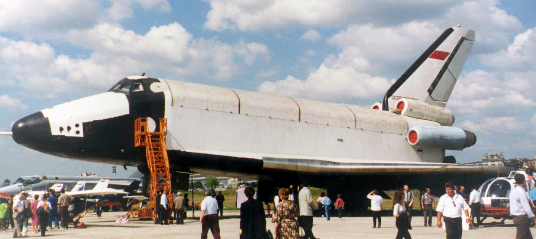 Третий экземпляр космического корабля "Буран" на аэродроме в Жуковском. Фото © Wikipedia