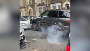 Таранил машину с детьми: Угонщик за рулём Range Rover в Лондоне устроил боулинг автомобилями
