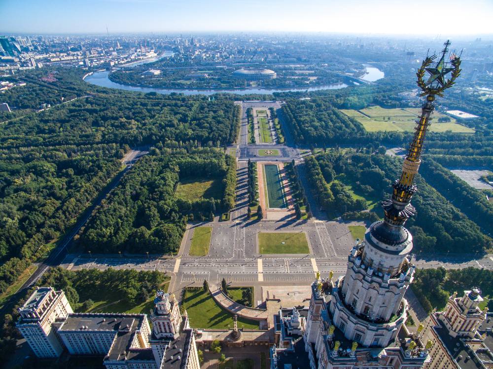 В Москве задержали четырёх руферов, залезших на звезду главного здания МГУ