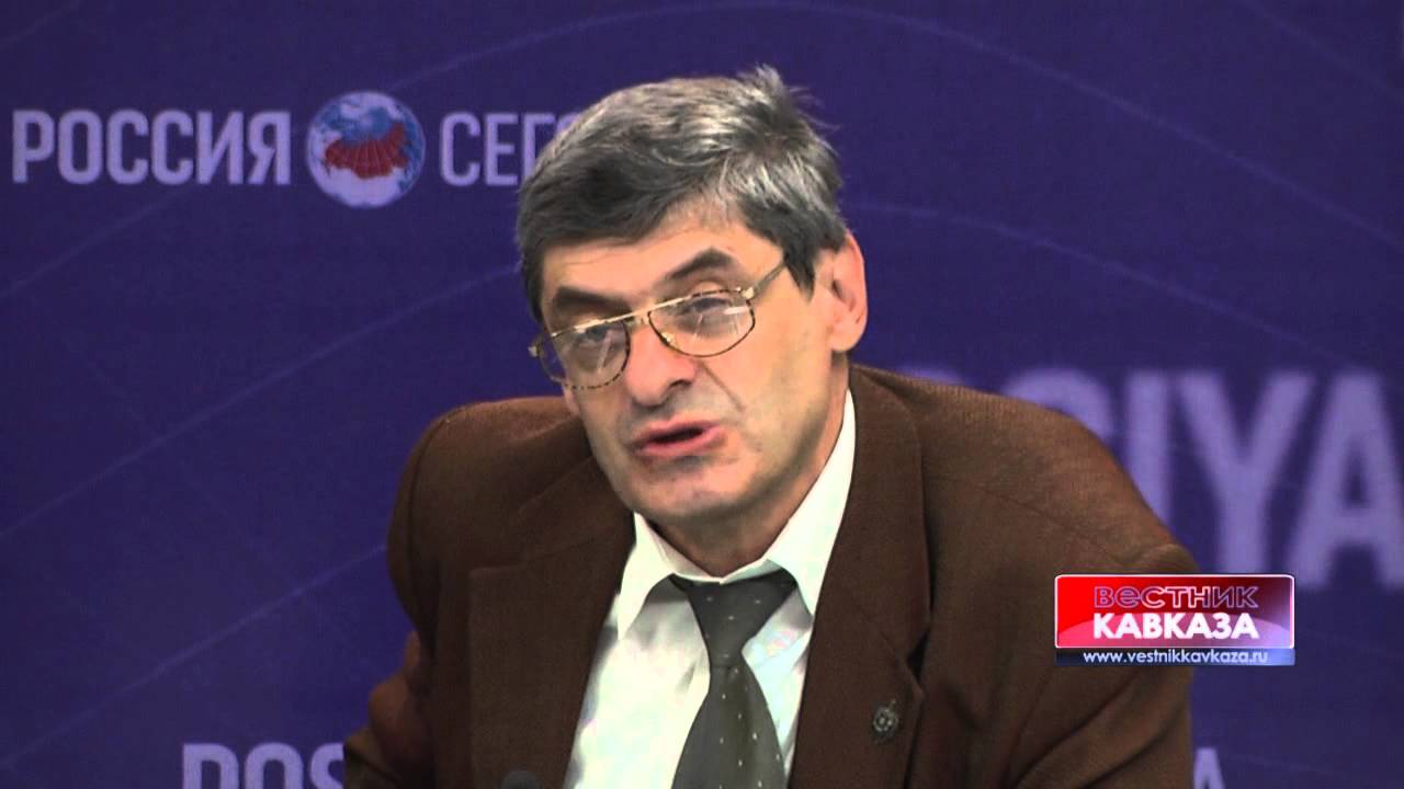 <p>На самом деле всем понятно, что это был орган в большей степени номинальный, хотя он и считался высшим органом в стране. Всё указывает на то, что решения принимались за его пределами, а пленуму нужно было просто проголосовать. В его составе было очень много рабочих, крестьян, представителей колхозов, интеллигенции и так далее. Многие из них хотя и были в своём деле высокими профессионалами, тем не менее были далеки от законотворческого процесса. Проведя такую сессию, приняв нужное количество документов, они разбегались опять работать и заниматься своими делами</p>