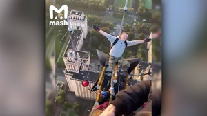 Около 20 руферов встретили рассвет на шпиле главного здания МГУ