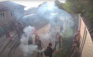 Украинские радикалы забросали дом Медведчука фаерами и дымовыми шашками