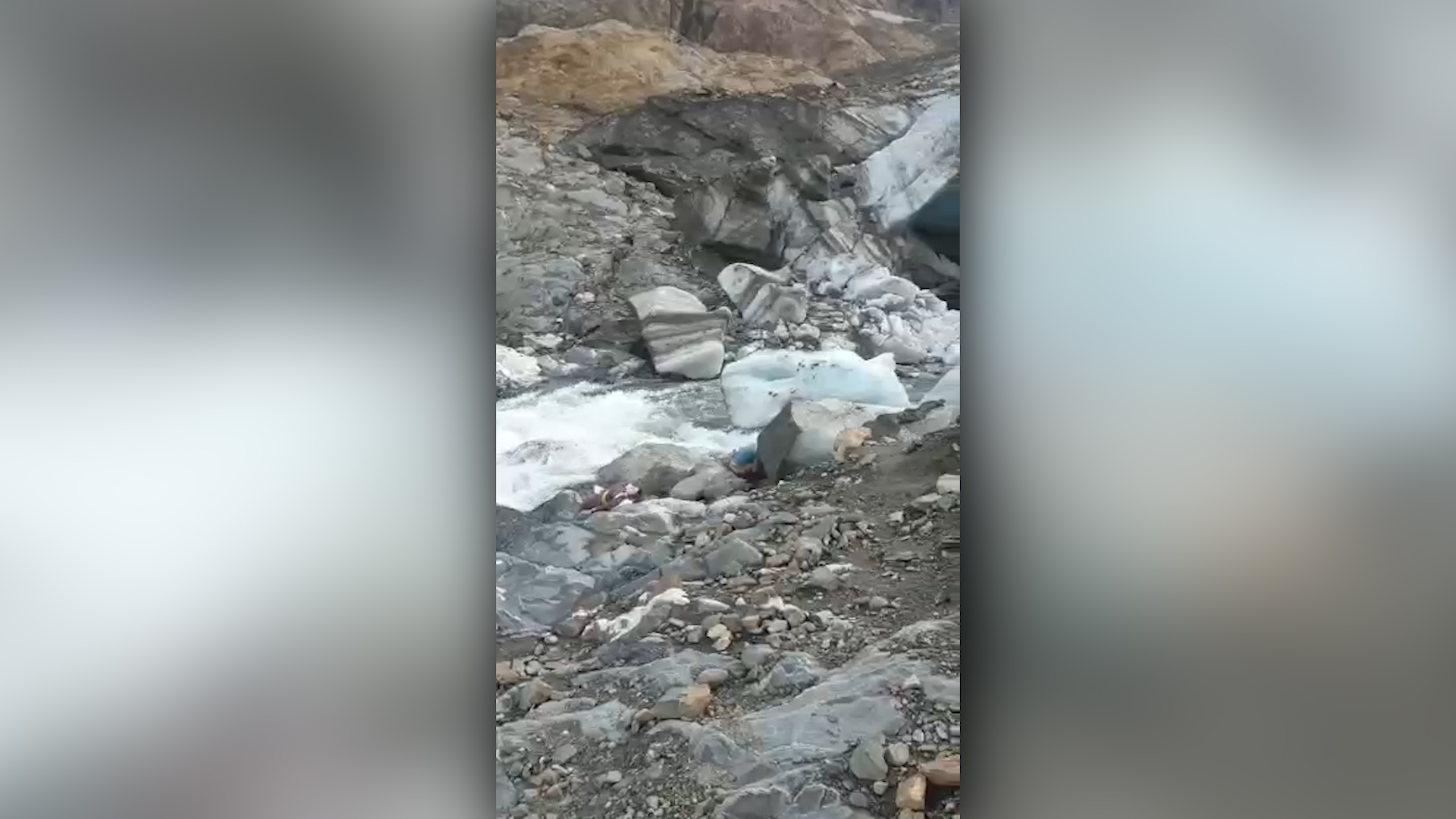 Лайф публикует видео с места схода ледника на Домбае, в результате которого погибла туристка