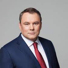 <p>Я сторонник того, что не надо быть профессиональным депутатом. Депутат — это не юрист, самая главная задача его — представлять интересы своих избирателей. Он должен знать, что хорошо для его избирателей, а что его избиратели считают плохим. Поэтому не надо растить каких-то отдельных профессиональных депутатов, мы уже вырастили отдельных управленцев. То есть то, как управляется наша экономика и наша система в целом, к сожалению, оставляет желать лучшего</p>