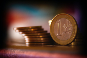 Евро обновил минимум за год и опустился до 85,65 рубля